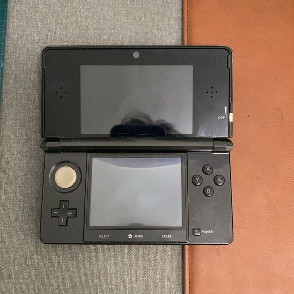 original Nintendo 3DS Immaculate black  and NEW Pokémon Heartgold sealed RARE
